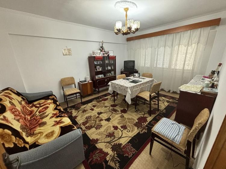 Apartament cu 3 camere decomandat în Radu Negru