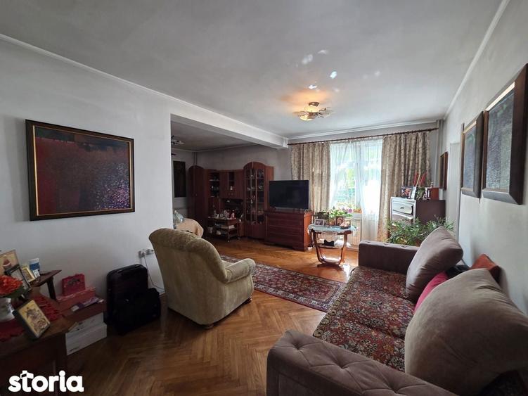 Casă cu 10 camere cu Teren 1293 Mp în Craiovei
