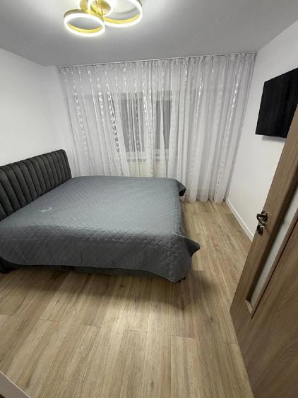 Apartament cu 3 camere decomandat în Petros