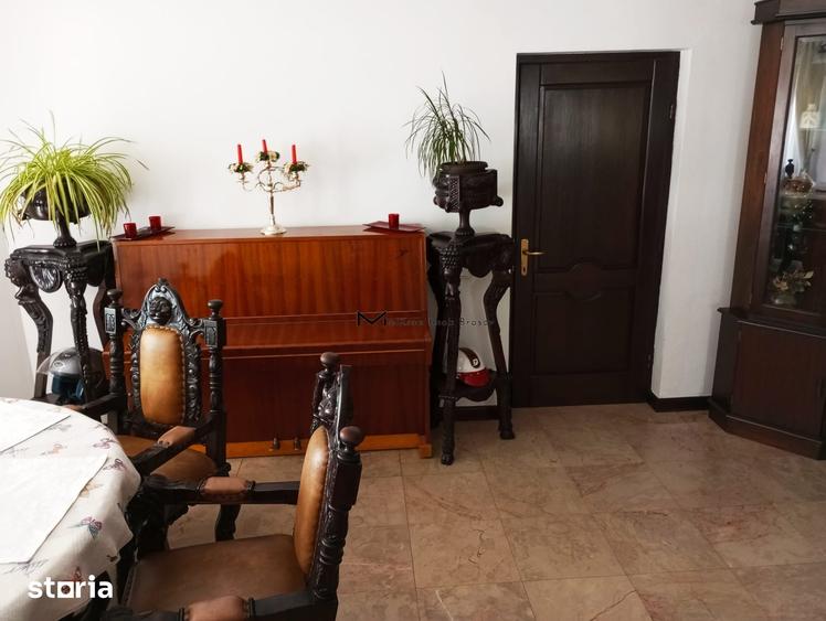 Casă cu 6 camere cu Teren 670 Mp în Florilor