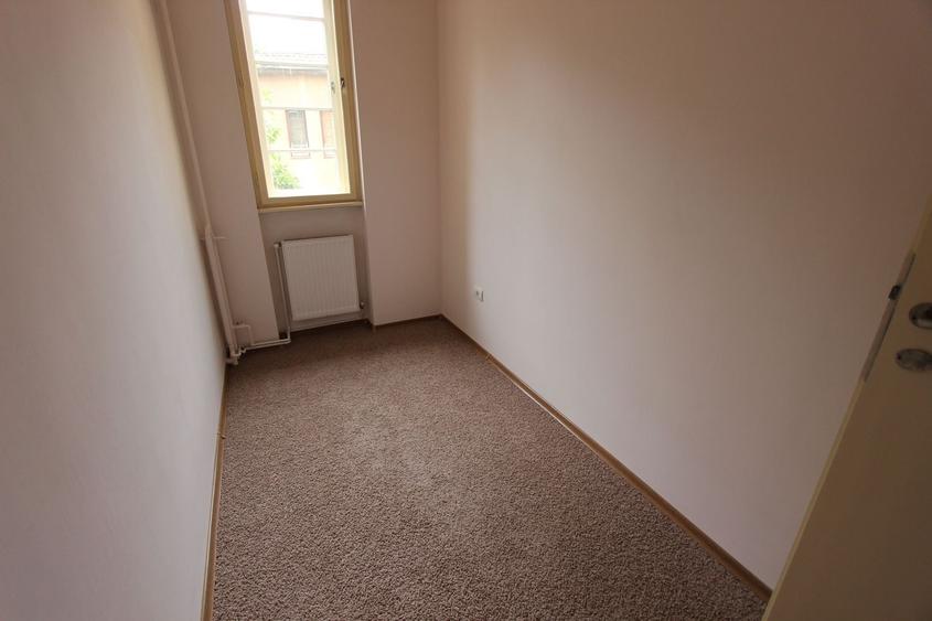 Apartament cu 3 camere semidecomandat, mobilat în Central