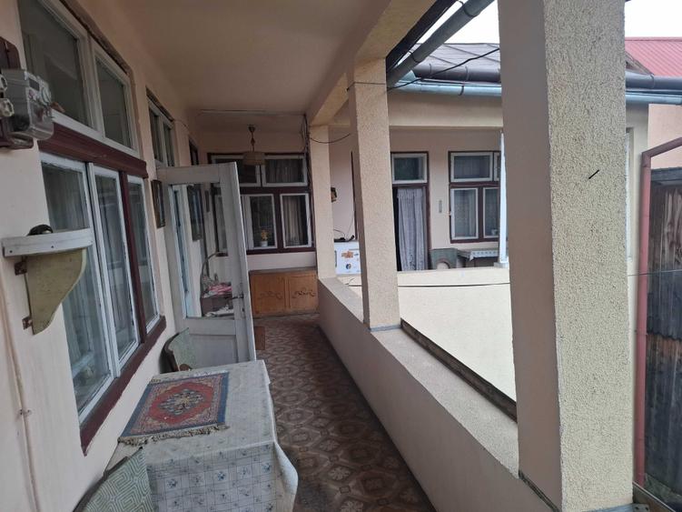 Casă cu 4 camere decomandat în Central
