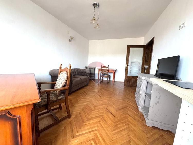 Penthouse cu 13 camere decomandat în Central
