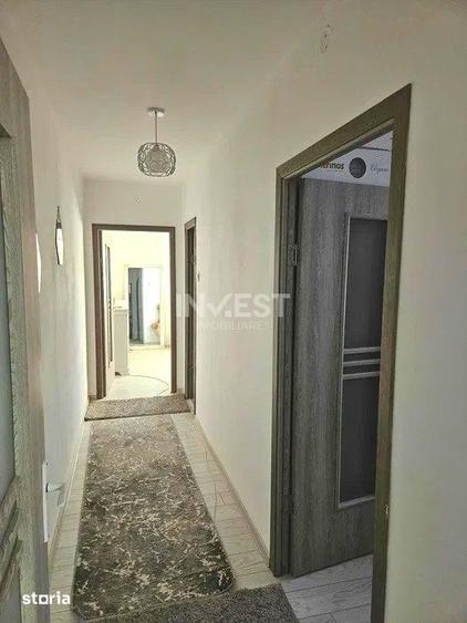 Apartament cu 3 camere semidecomandat în Podu Roș