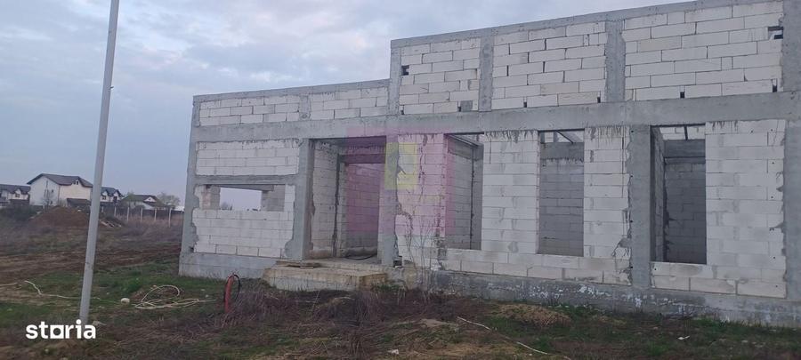 Casă cu 4 camere în Săbăreni
