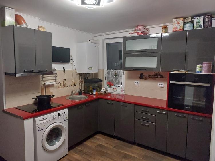 Apartament cu 3 camere decomandat în Cuștelnic