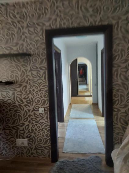 Apartament cu 3 camere semidecomandat în Tineretului