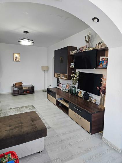 Apartament cu 3 camere semidecomandat în Calea București