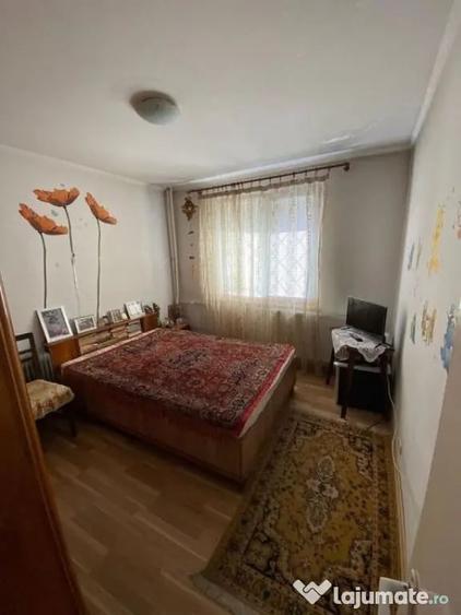 Apartament cu 3 camere semidecomandat în Rahova