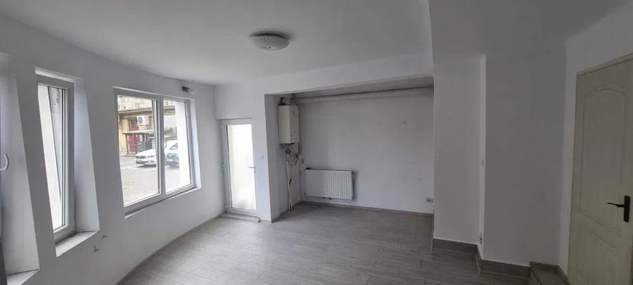 Apartament cu 3 camere decomandat, mobilat în Cetate
