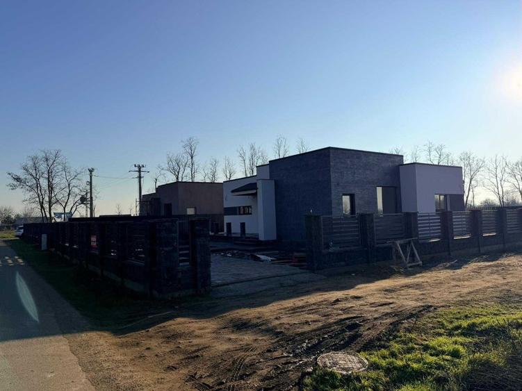 Casă cu 3 camere în Petrești
