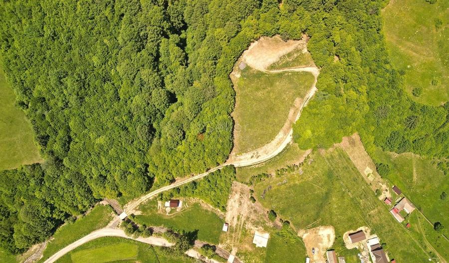 Teren Construcții extravilan de 16000 mp, în Poiana Mărului