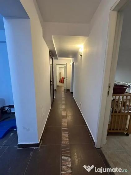Apartament cu 5 camere decomandat în Panduri
