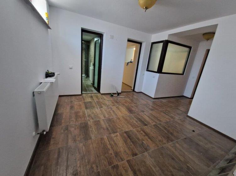Duplex cu 12 camere cu Teren 1000 Mp în Romanii de Sus