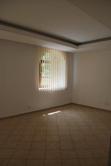 Casă cu 8 camere cu Teren 250 Mp în 1 Mai