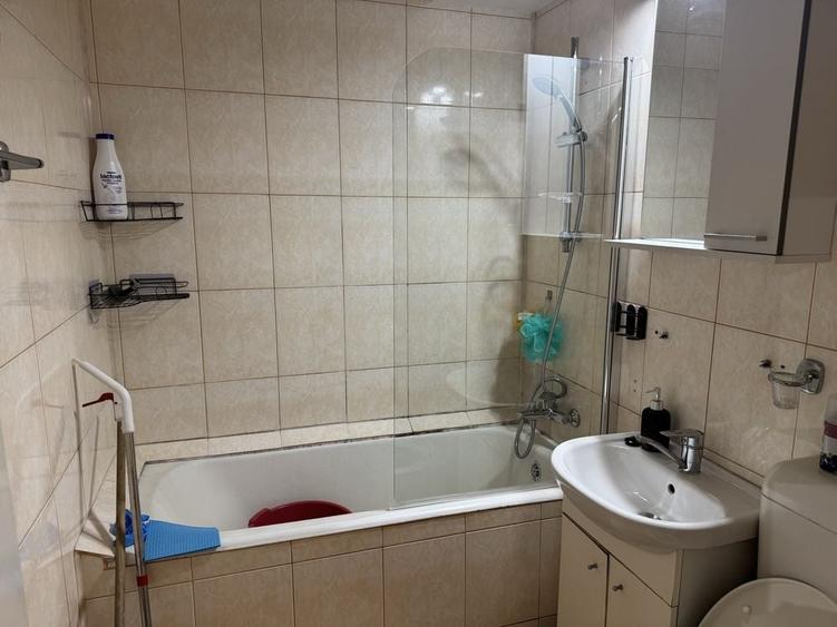 Apartament cu 2 camere semidecomandat în Berceni