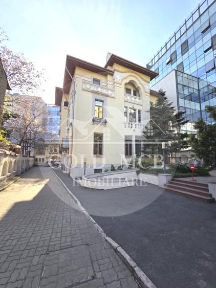 Birou, de 1,057 mp, în P-ța Romană