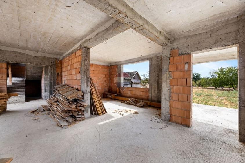 Casă individuală cu 5 camere cu Teren 1468 Mp în Semlac