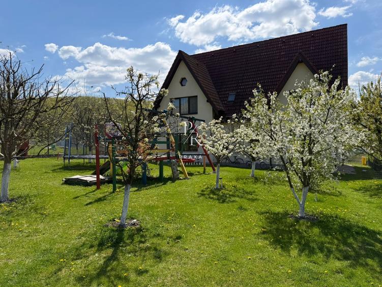 Casă individuală cu 7 camere cu Teren 1076 Mp în Florești
