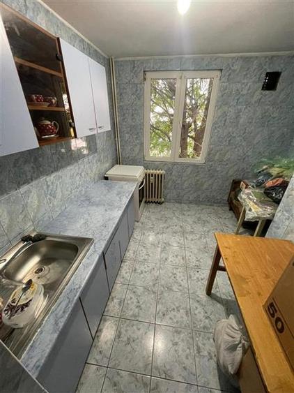 Apartament cu 3 camere semidecomandat în Berceni