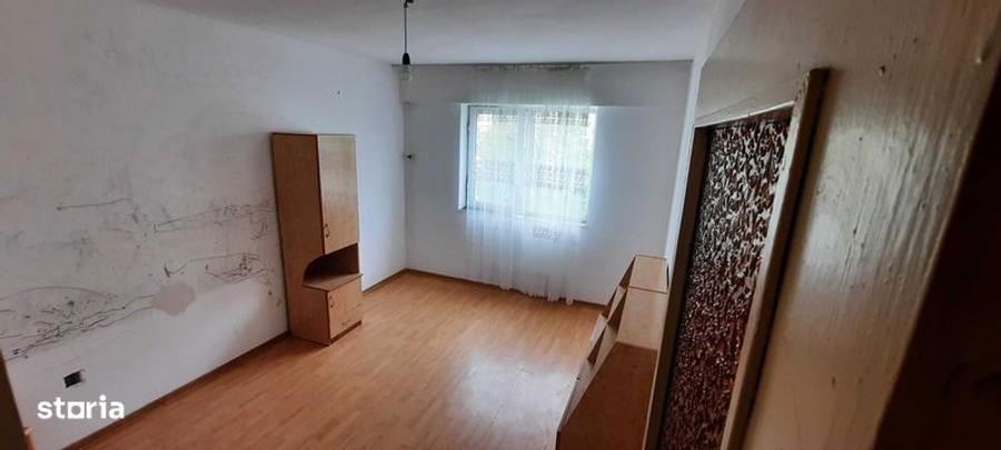 Apartament cu 3 camere semidecomandat în Vest