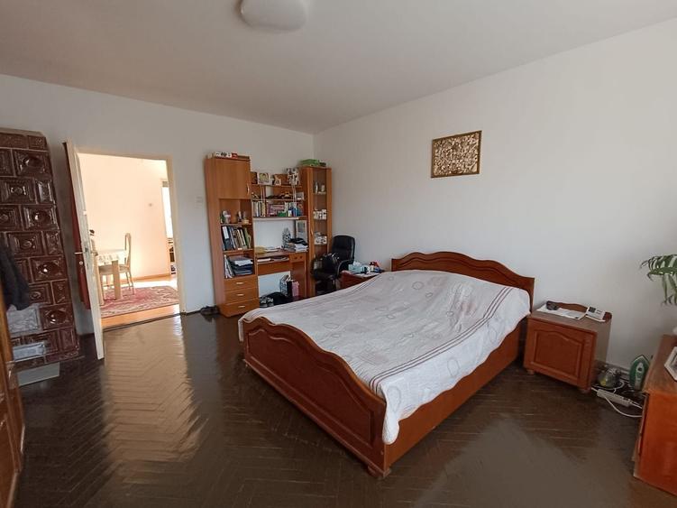 Casă individuală cu 6 camere cu Canalizare în Dâmbul Rotund