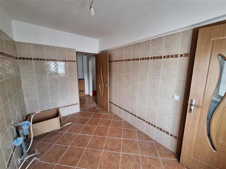 Apartament cu 4 camere decomandat în Milcov