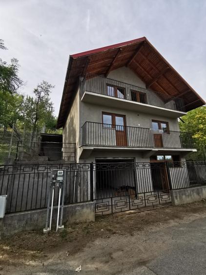 Casă individuală cu 4 camere cu Canalizare în Vest