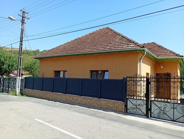 Casă cu 4 camere în Răcăștia