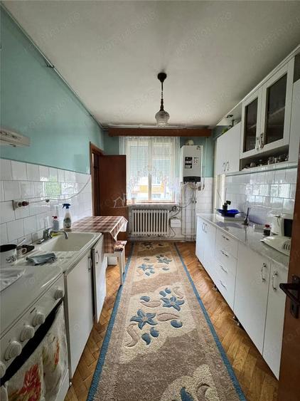Apartament cu 4 camere decomandat în Micul Dallas