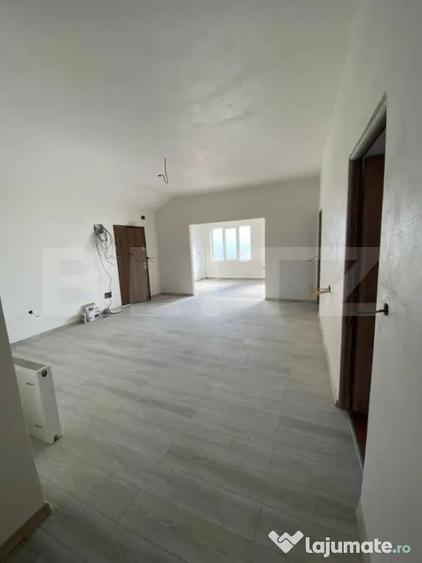 Apartament cu 5 camere decomandat, mobilat în Decebal