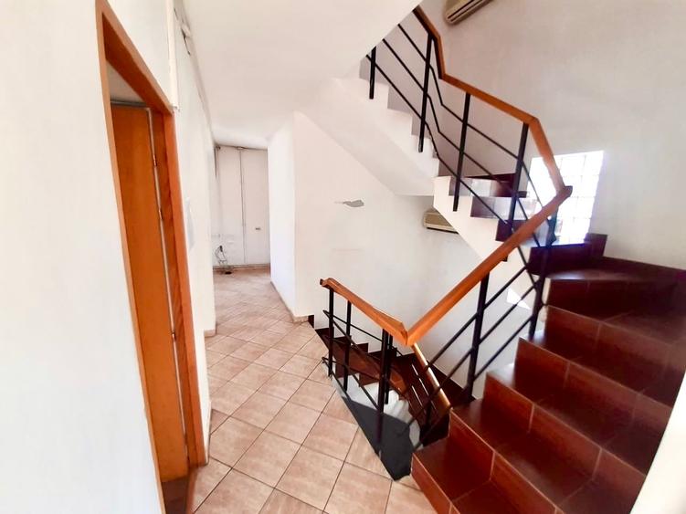 Casă cu 7 camere cu Canalizare în Bucur Obor