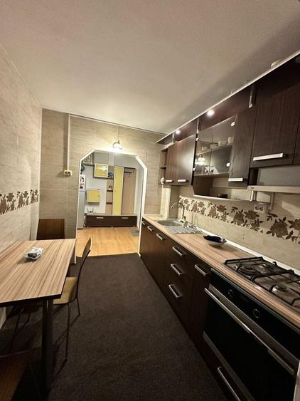 Apartament cu 3 camere decomandat în Central