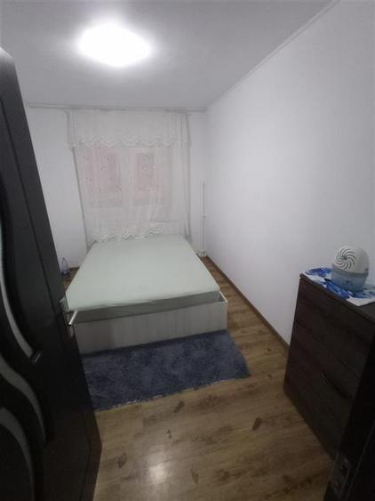 Apartament cu 4 camere semidecomandat, mobilat în Podu Roș