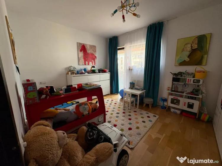 Apartament cu 3 camere decomandat în Est