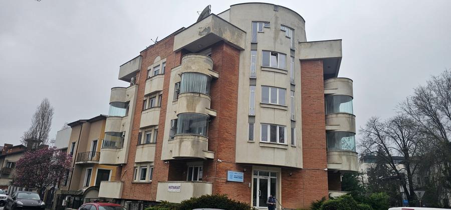 Apartament cu 3 camere semidecomandat, mobilat în Capitale