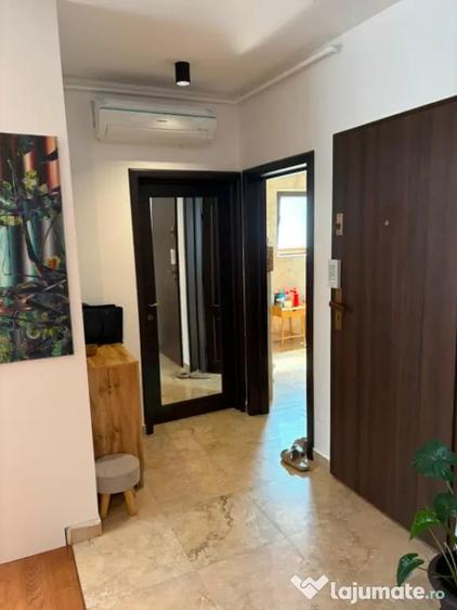 Apartament cu 3 camere decomandat în Est