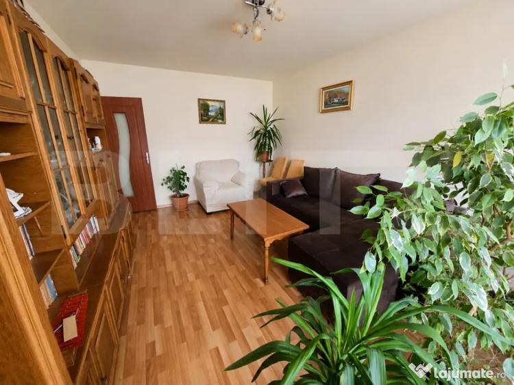 Apartament cu 3 camere decomandat în Micro 12