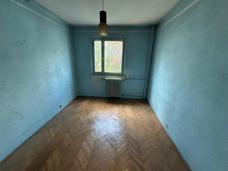 Apartament cu 3 camere semidecomandat în Tătărași