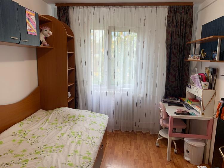 Apartament cu 3 camere semidecomandat în Berceni