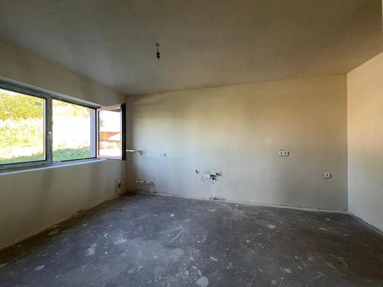 Duplex cu 3 camere cu Canalizare în Est