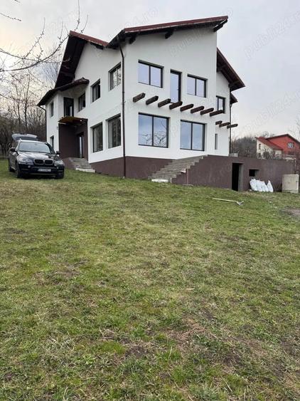 Casă cu 6 camere în Breaza de Sus