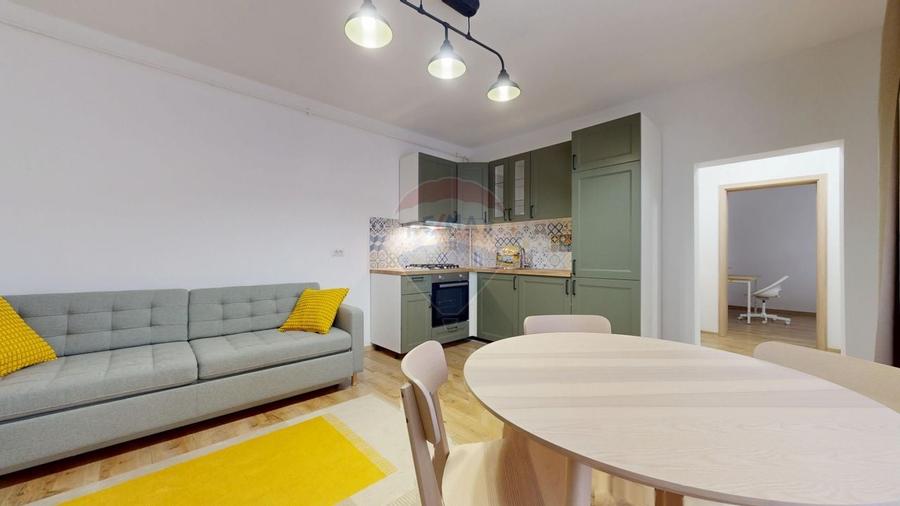 Apartament cu 3 camere semidecomandat, mobilat în Centrul Istoric