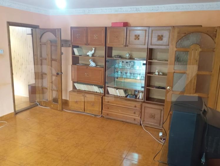 Apartament cu 3 camere semidecomandat, mobilat în Micro 11