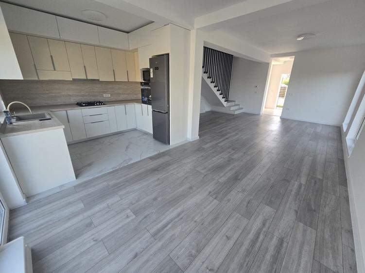 Duplex cu 4 camere cu Canalizare în Moșnița Nouă