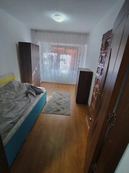Apartament cu 3 camere decomandat, mobilat în Peco