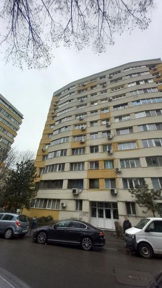 Apartament cu 3 camere semidecomandat în Obor