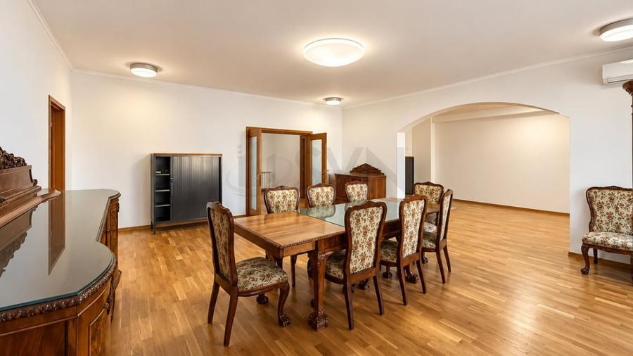 Apartament cu 8 camere decomandat în Aviatorilor