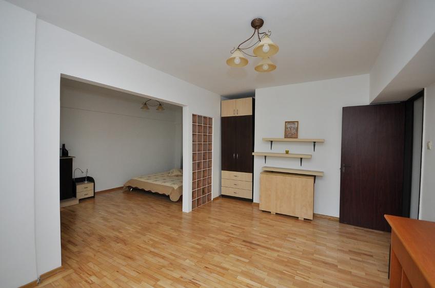 Apartament cu 3 camere semidecomandat în Militari