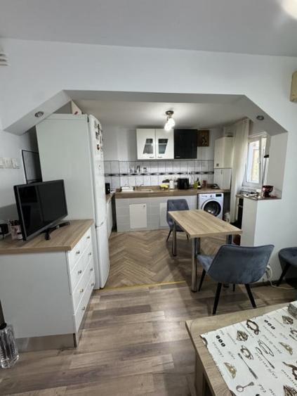 Apartament cu 4 camere decomandat, mobilat în 9 Mai